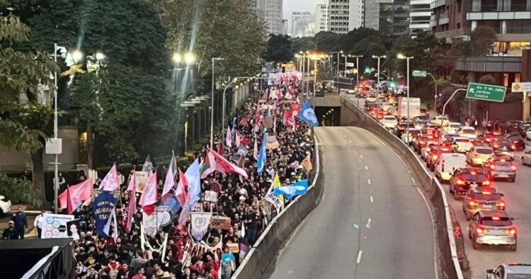 Marcha da educação em SP leva milhares às ruas contra governo Tarcísio – CUT