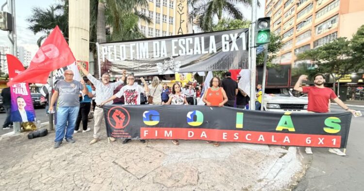 CUT Goiás realizou ato pelo fim da escala 6×1, em Goiânia.